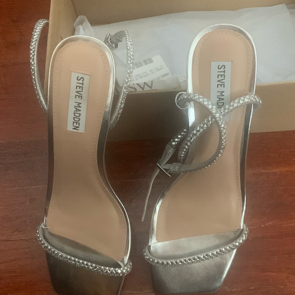 Steve Madden Hurrah Sandal . Silver metallic